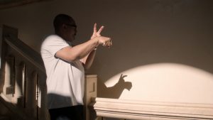 Рецензия на «Быть ​​Эдди»: где человек, стоящий за комиком?