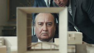 Рецензия на «Большую арку»: ироничная хроника забытого художника, стоящего за культовым зданием в Париже